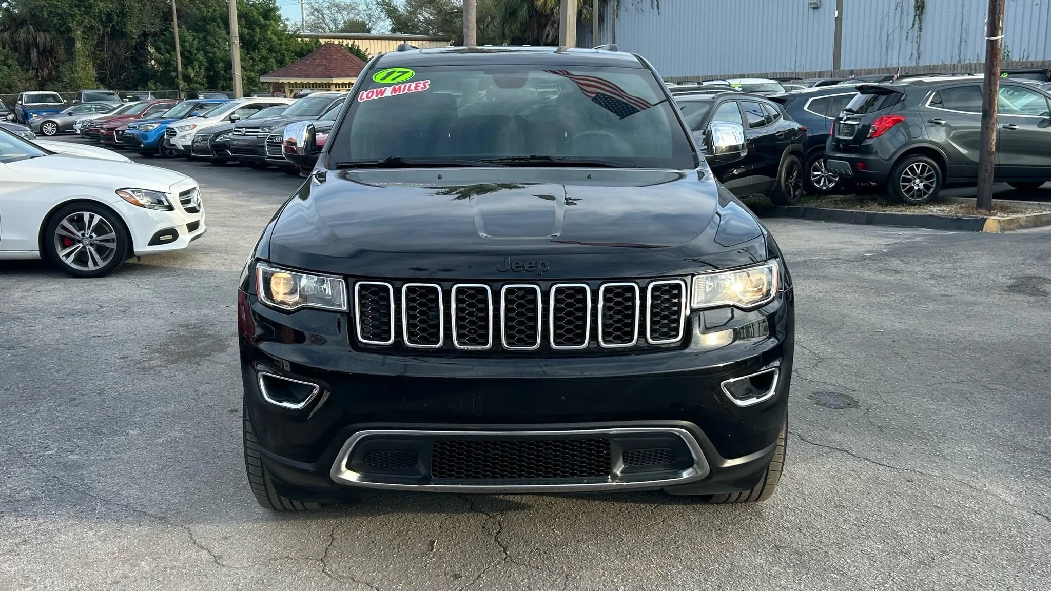 Used 2017 Jeep Grand Cherokee Limited AWD/4WD image 3