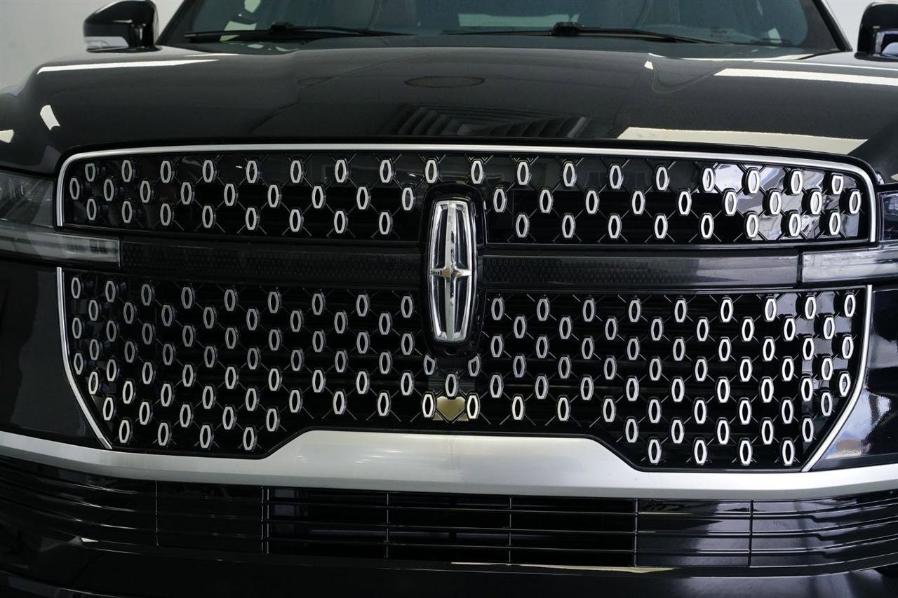 Used 2025 Lincoln Navigator Reserve image 6