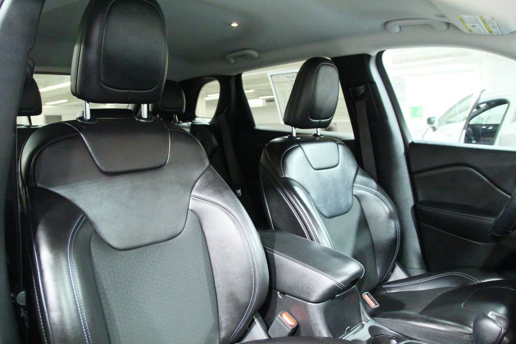 Used 2019 Jeep Cherokee Latitude Plus w/ Cold Weather Group AWD/4WD image 22