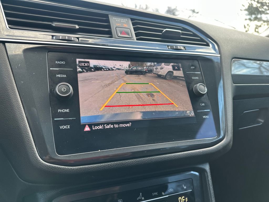 Used 2022 Volkswagen Tiguan SE w/ Panoramic Sunroof Package image 10