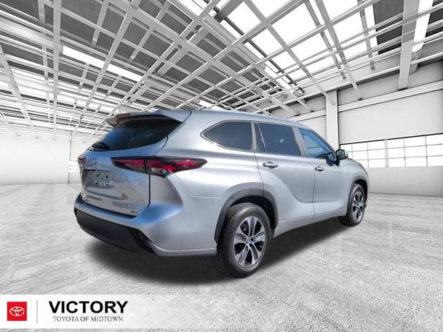 Used 2024 Toyota Highlander XLE FWD image 3