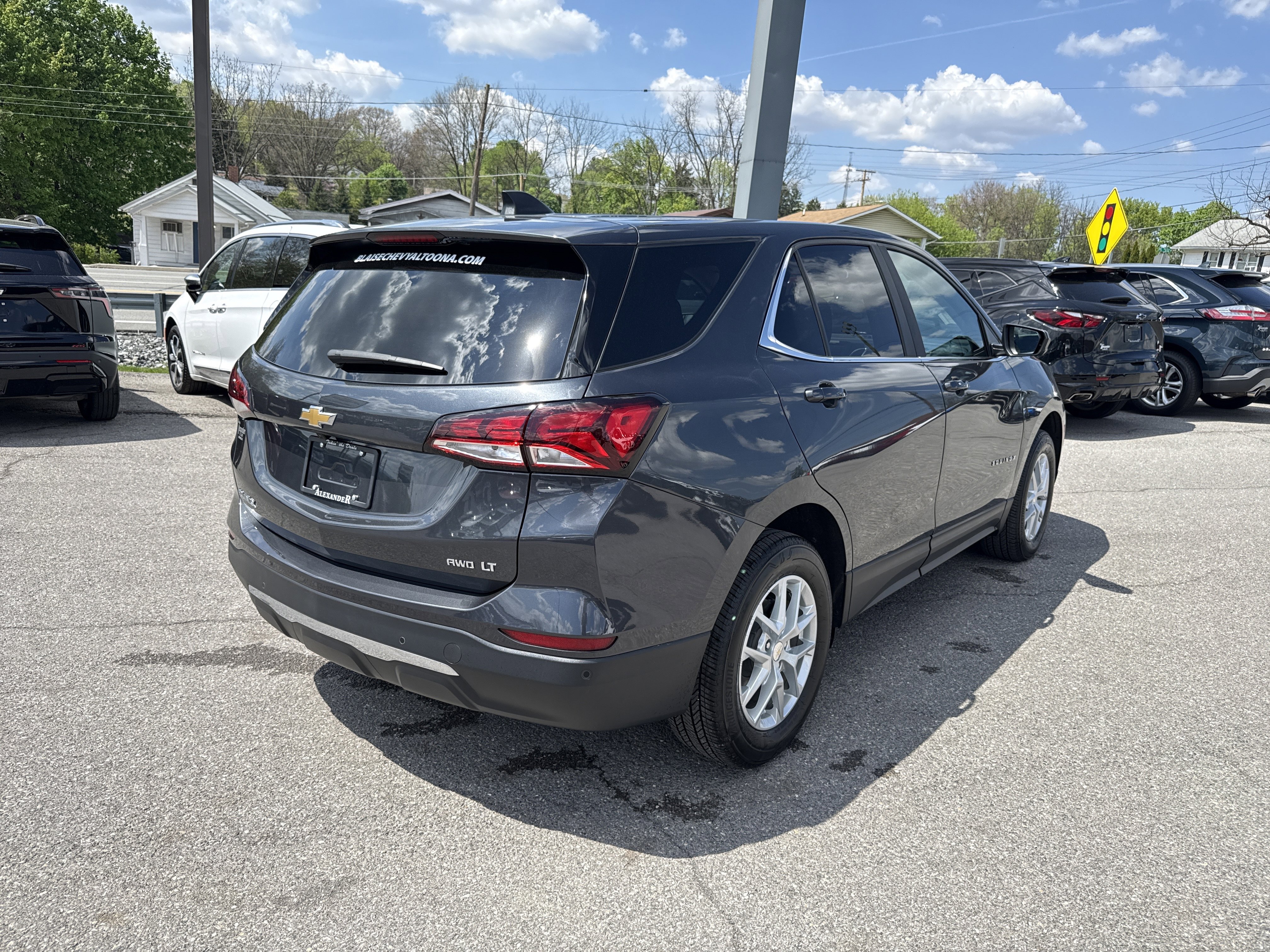 Used 2023 Chevrolet Equinox LT AWD/4WD image 3