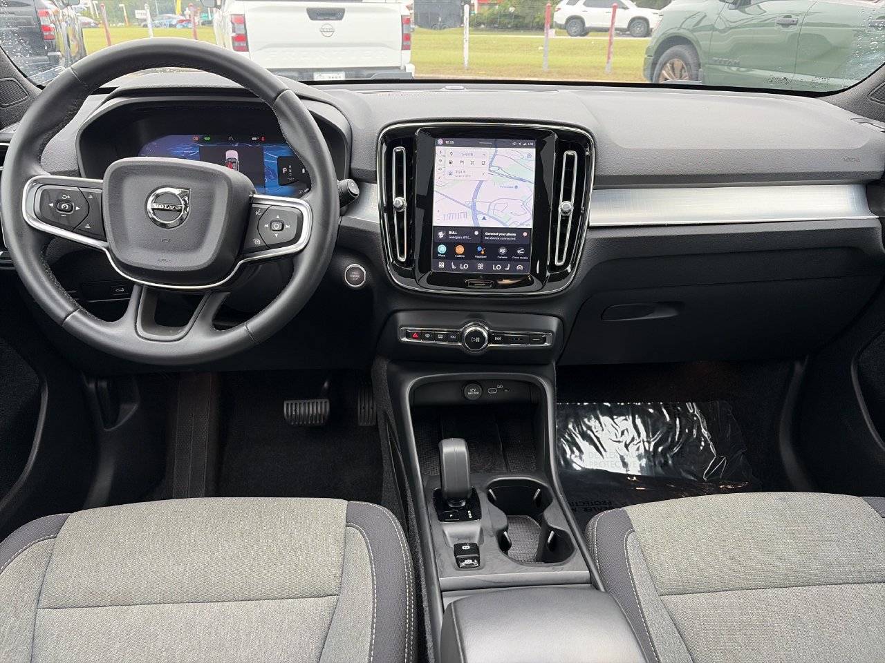 Used 2025 Volvo XC40 B5 Core AWD/4WD image 2
