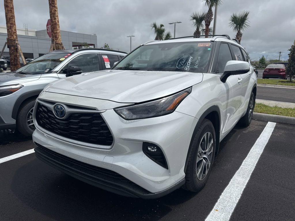 Used 2023 Toyota Highlander XLE AWD/4WD image 1