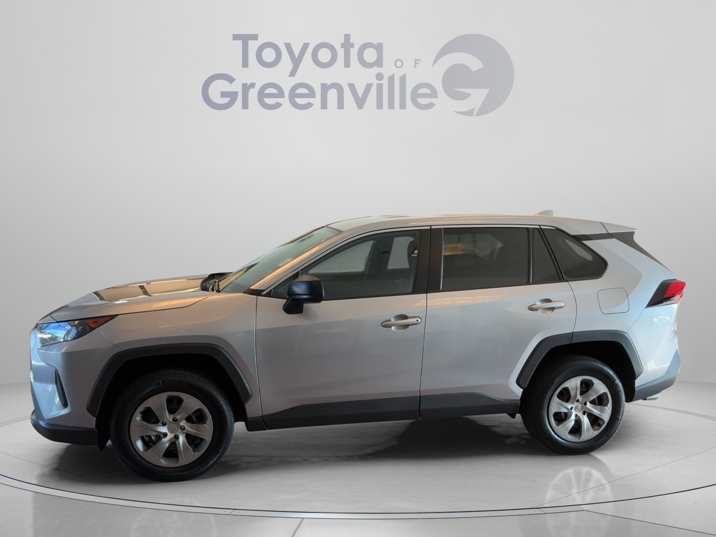 Used 2022 Toyota RAV4 LE AWD/4WD image 2