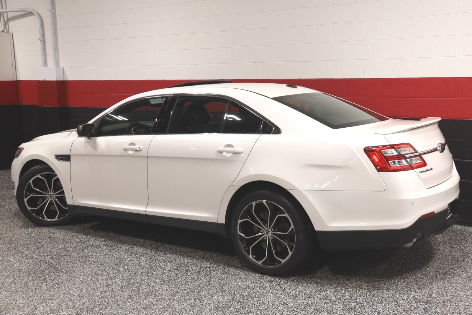 Used 2013 Ford Taurus SHO image 24