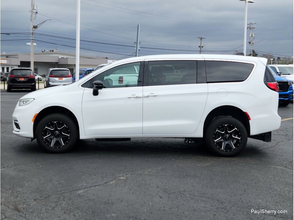 Used 2024 Chrysler Pacifica Touring FWD image 16