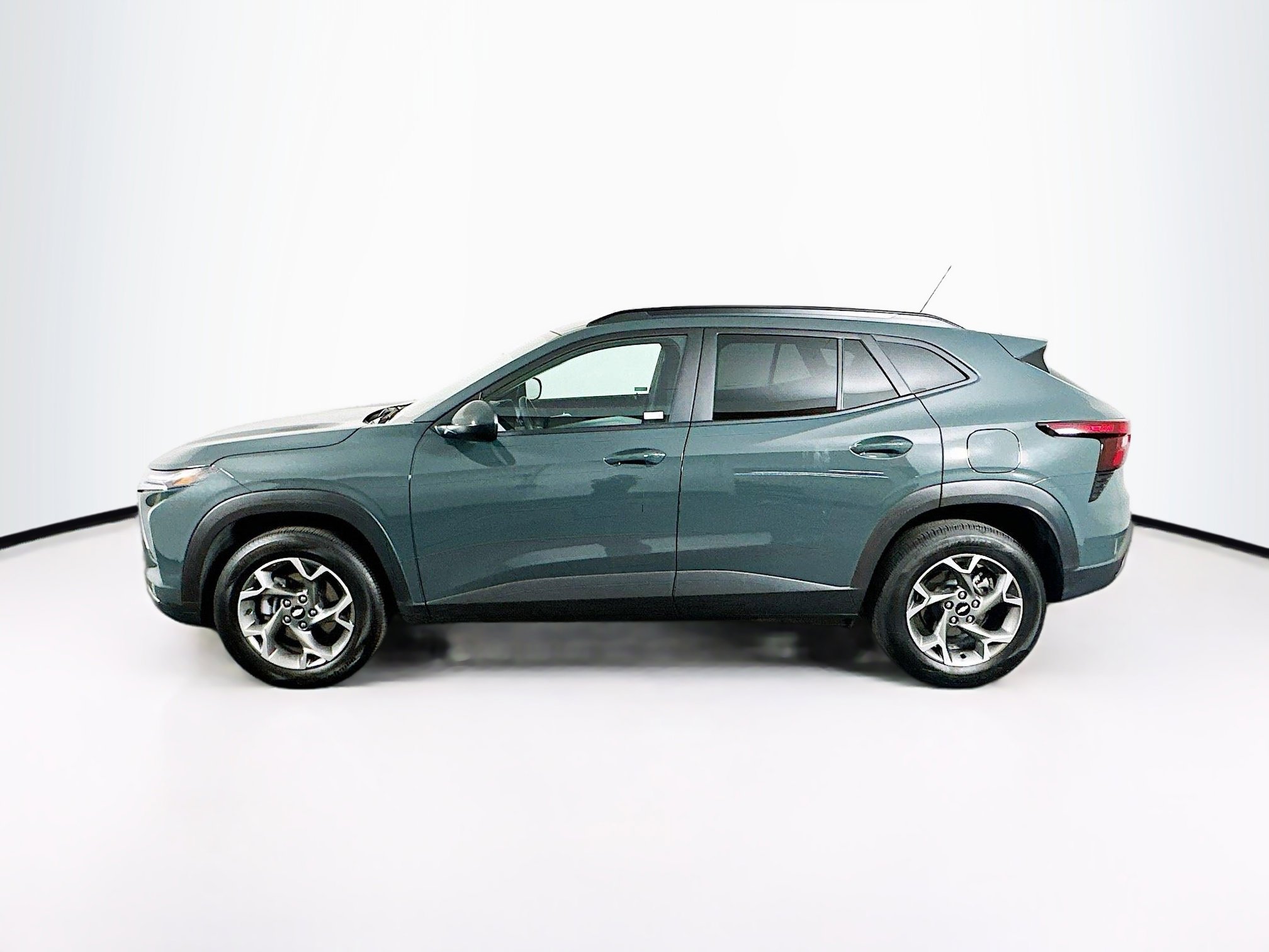 Used 2025 Chevrolet Trax LT w/ LT Convenience Package image 4