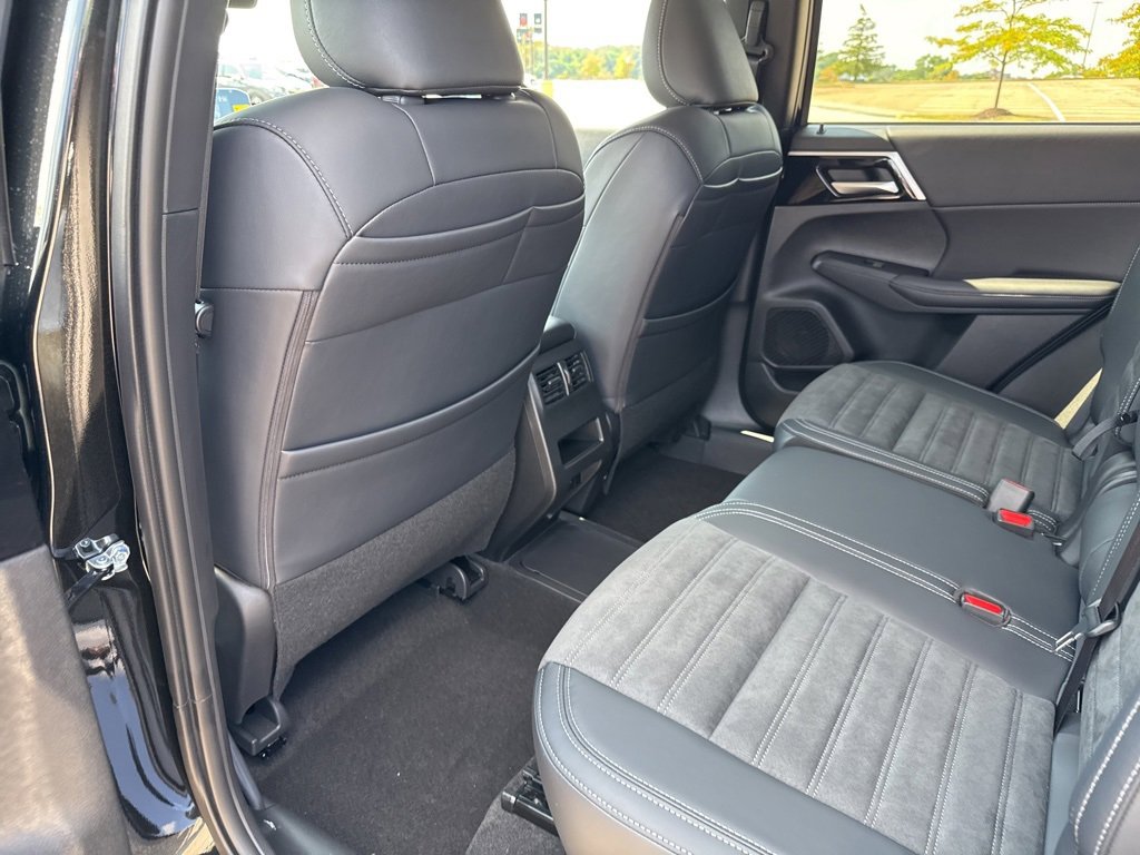 New 2025 Mitsubishi Outlander SE image 23