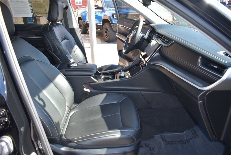 Used 2023 Jeep Grand Cherokee L Limited AWD/4WD image 29