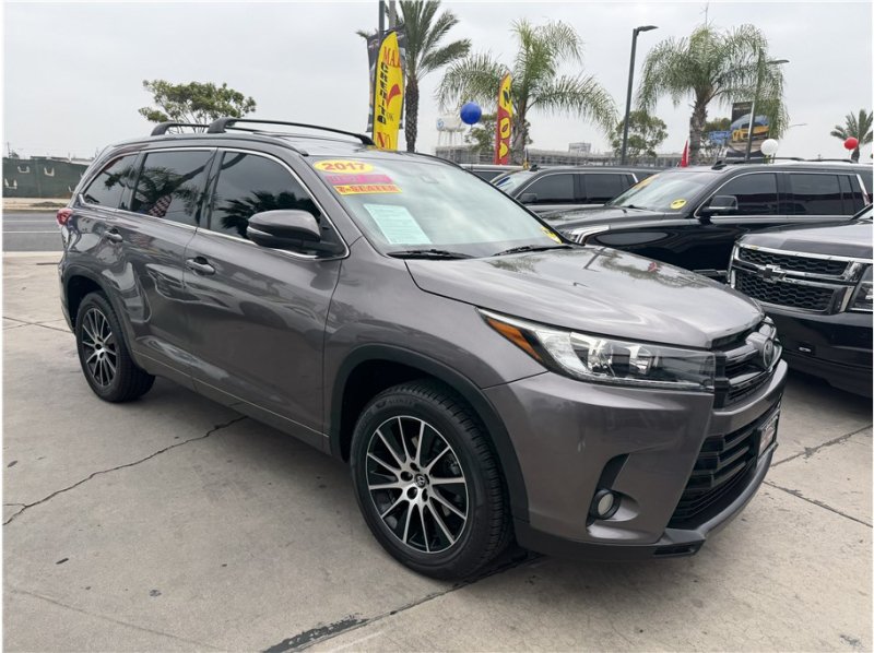 Used 2017 Toyota Highlander SE FWD image 8