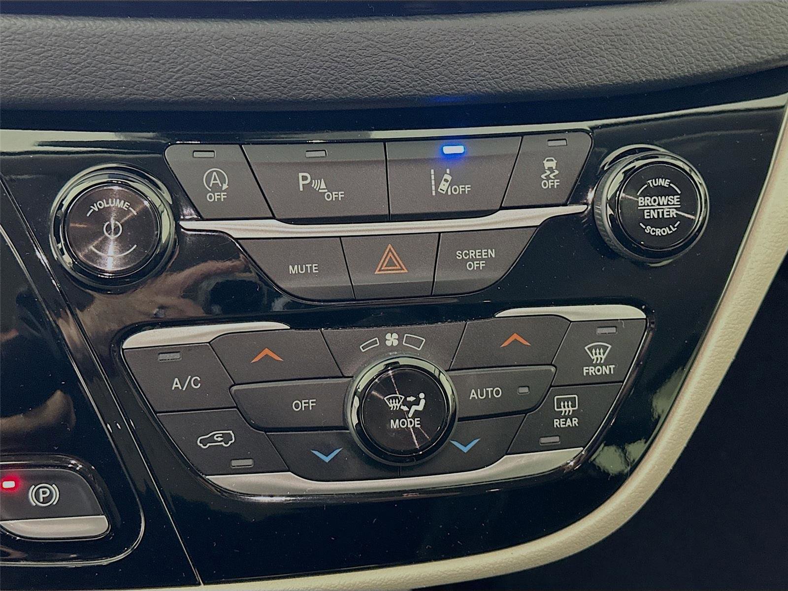 Used 2023 Chrysler Pacifica Touring-L image 9