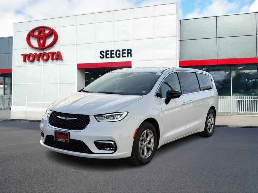 Used 2024 Chrysler Pacifica Limited w/ Uconnect Theater Family Group image 9