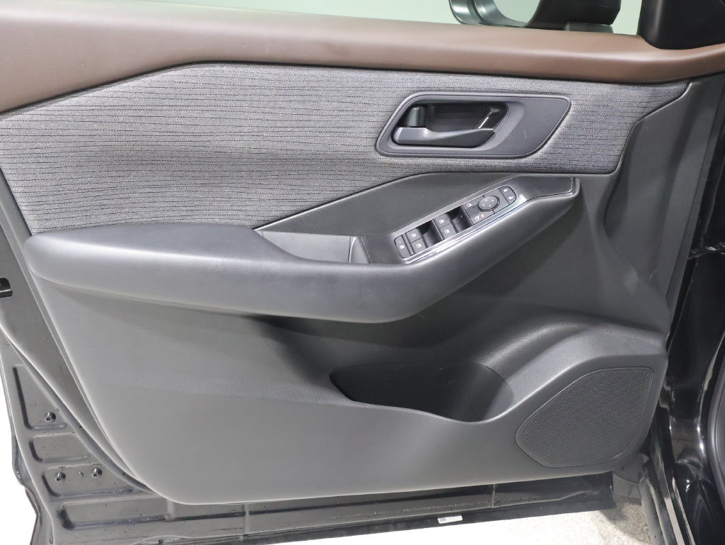 Used 2023 Nissan Rogue S AWD/4WD image 13