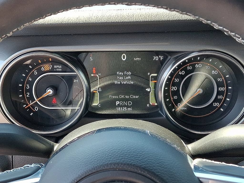 Used 2022 Jeep Wrangler Unlimited Sahara w/ Cold Weather Group AWD/4WD image 21