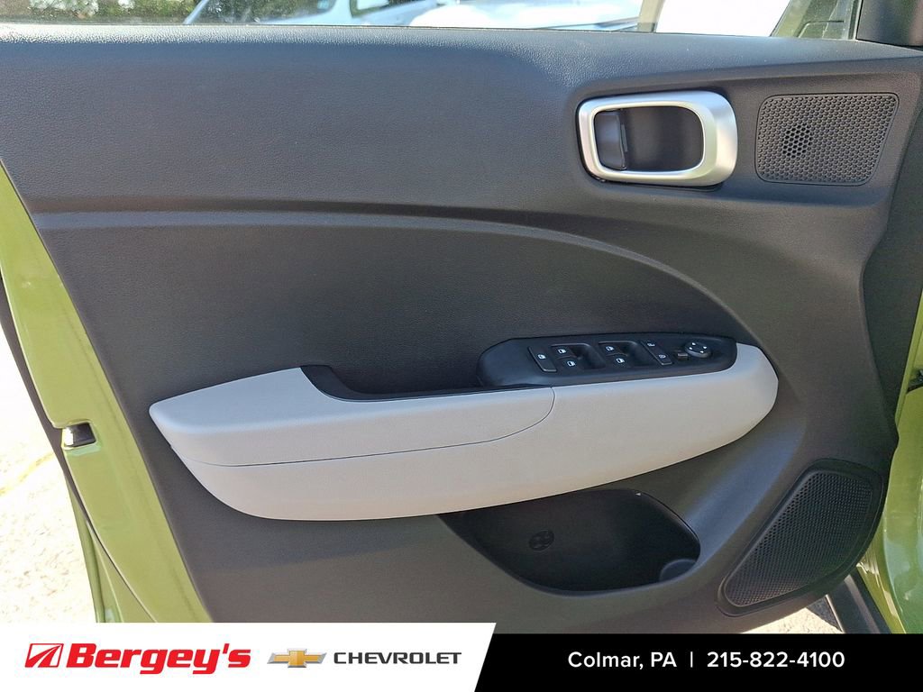 Used 2023 Hyundai Venue SEL image 15