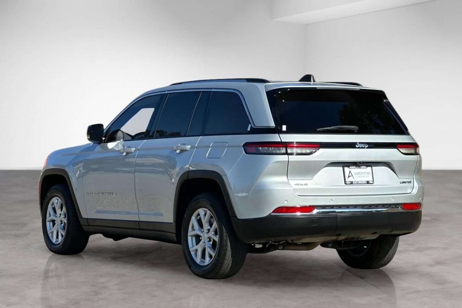 Used 2023 Jeep Grand Cherokee Limited w/ Trailer Tow Prep Group (B) AWD/4WD image 3
