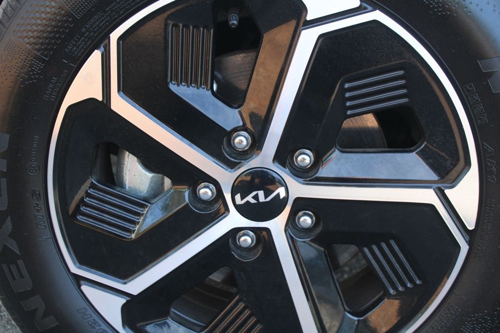 Used 2025 Kia Niro LX image 17