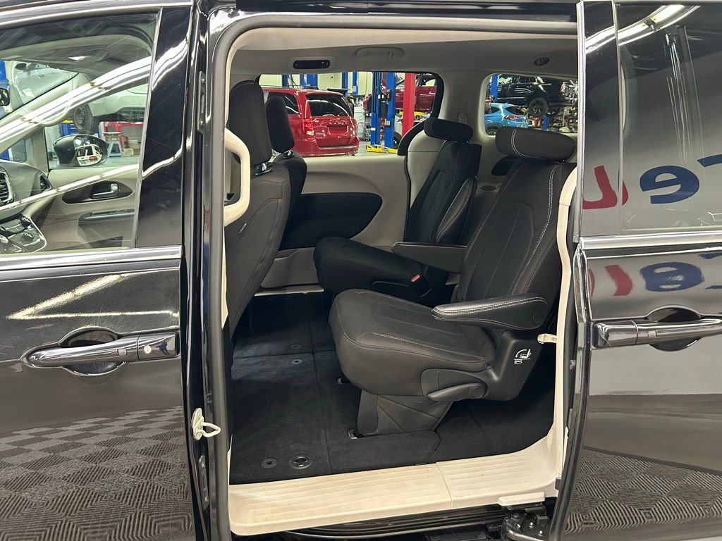Used 2022 Chrysler Voyager LX FWD image 17