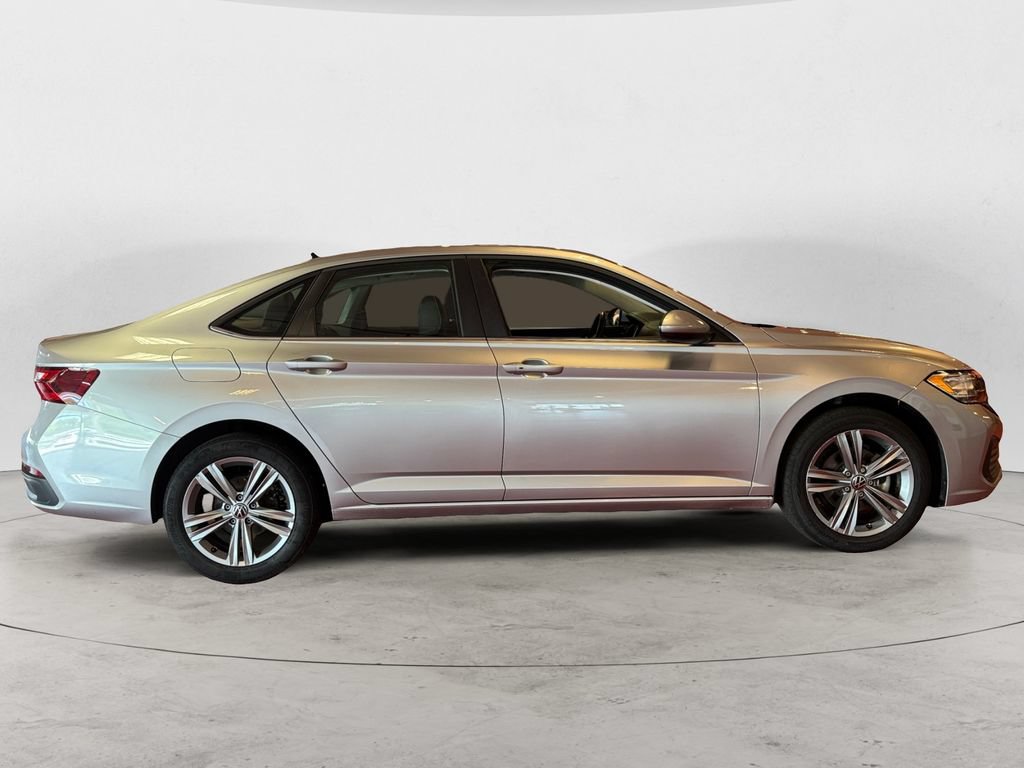 Used 2024 Volkswagen Jetta SE FWD image 2