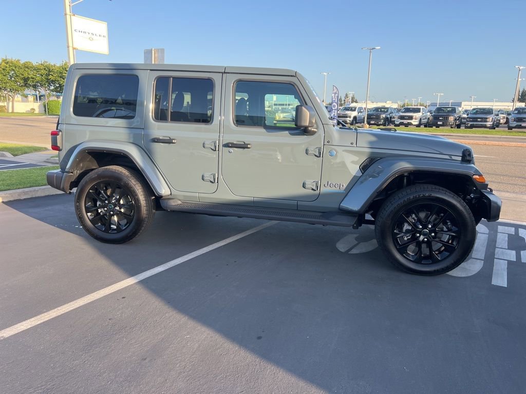 Used 2025 Jeep Wrangler Unlimited Sahara AWD/4WD image 13