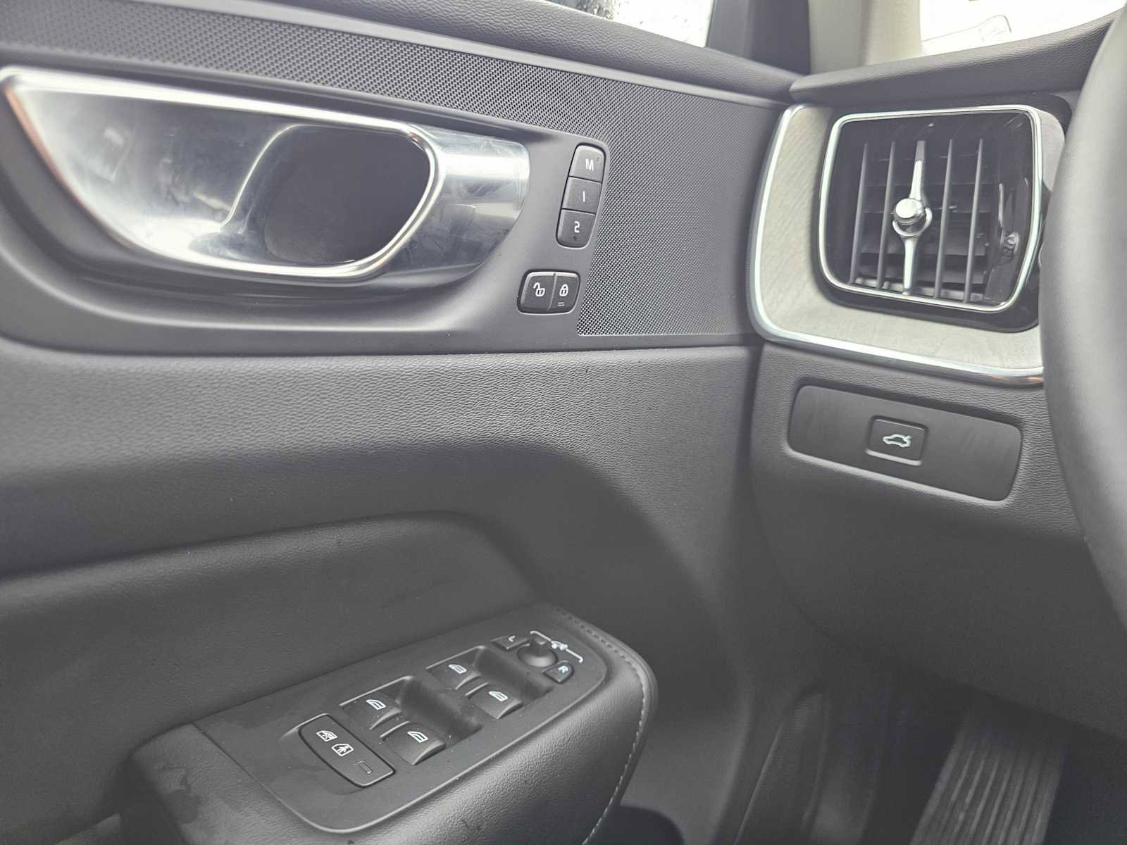 Certified 2025 Volvo XC60 B5 Plus AWD/4WD image 31