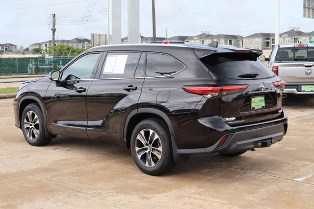 Used 2022 Toyota Highlander XLE AWD/4WD image 4