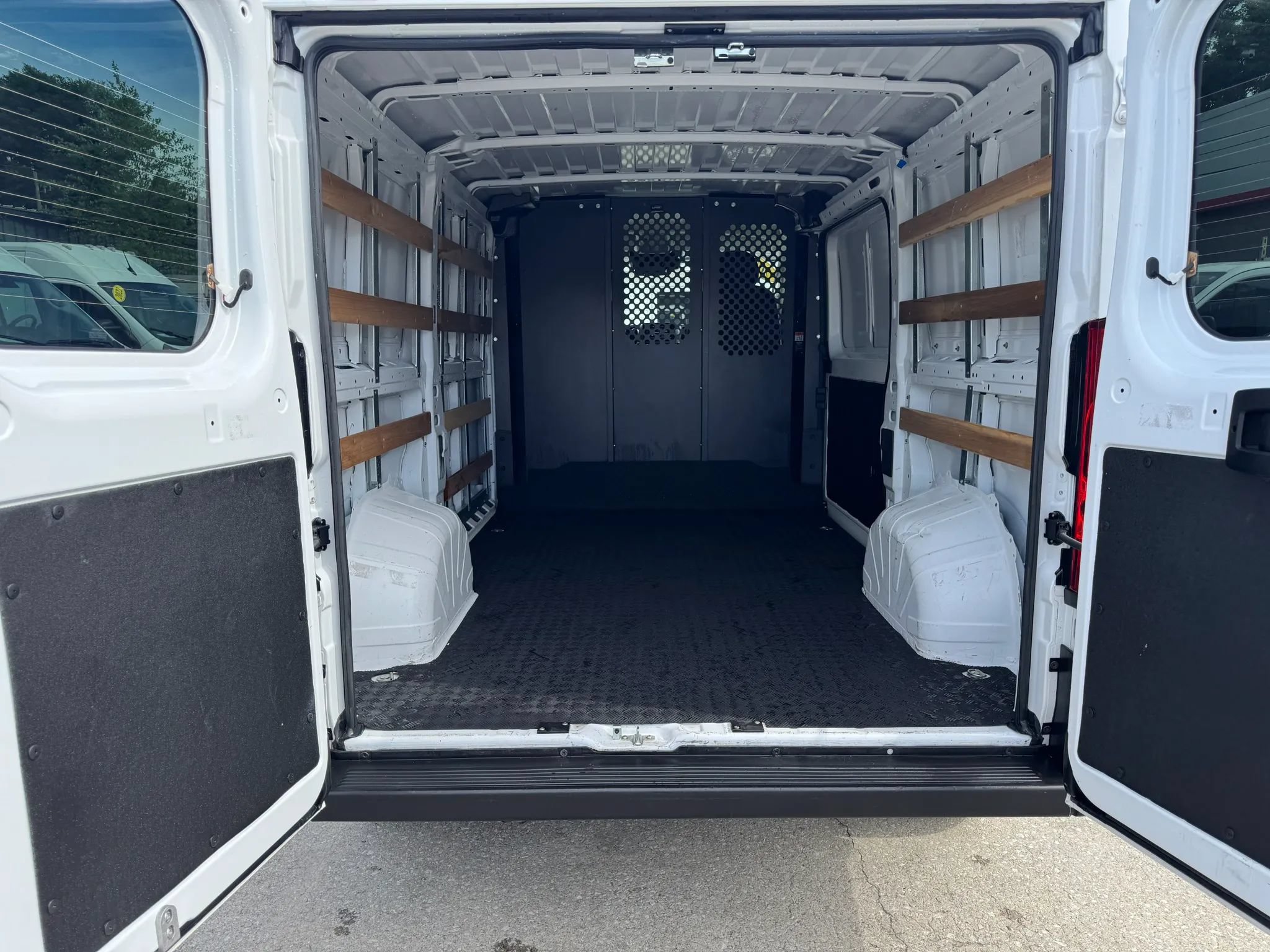 Used 2025 RAM ProMaster 2500 w/ U-Haul Equipment Group FWD image 31
