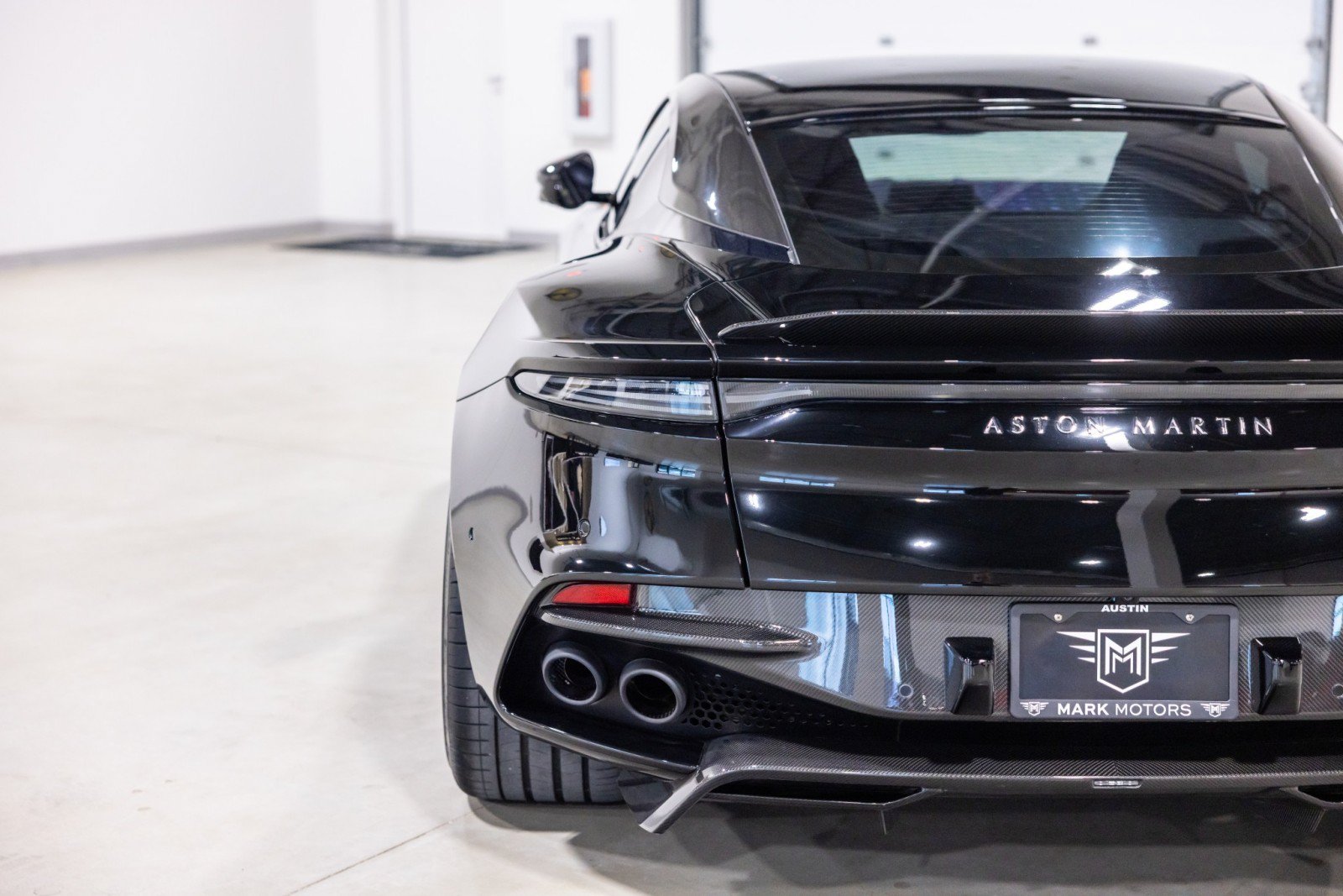 Used 2022 Aston Martin DBS Superleggera RWD image 14