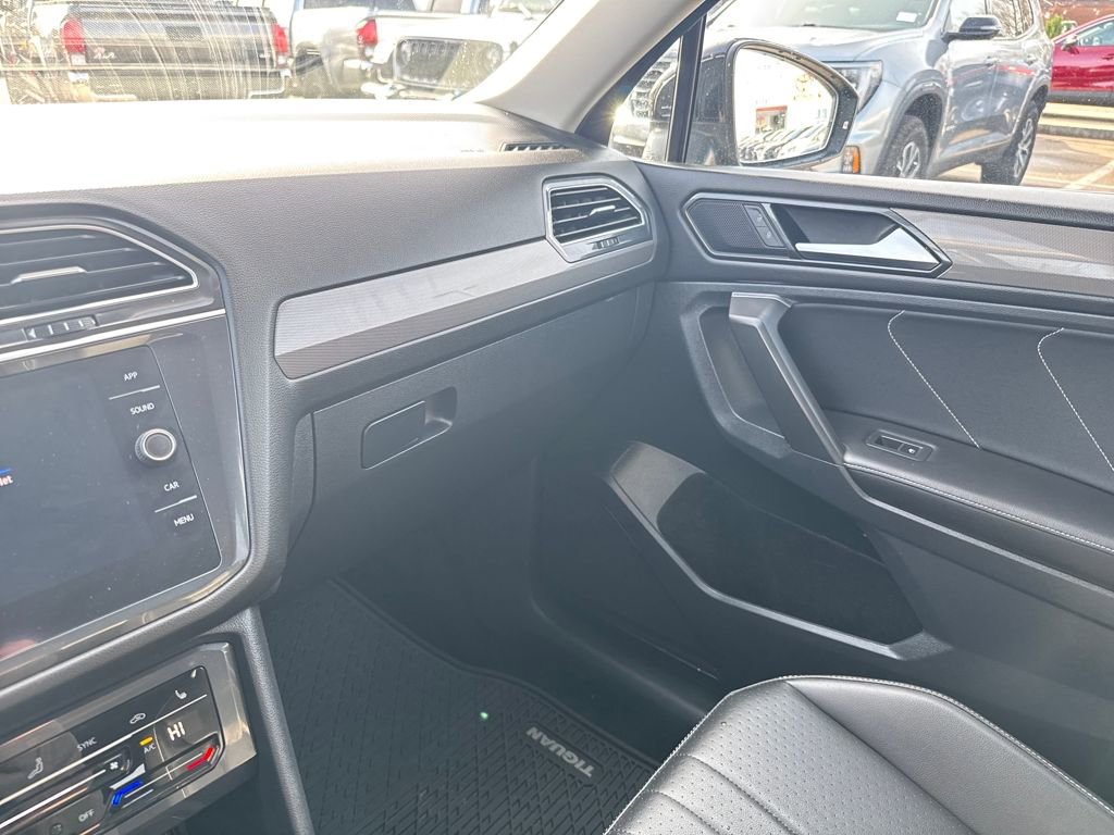 Used 2022 Volkswagen Tiguan SE w/ Panoramic Sunroof Package image 30