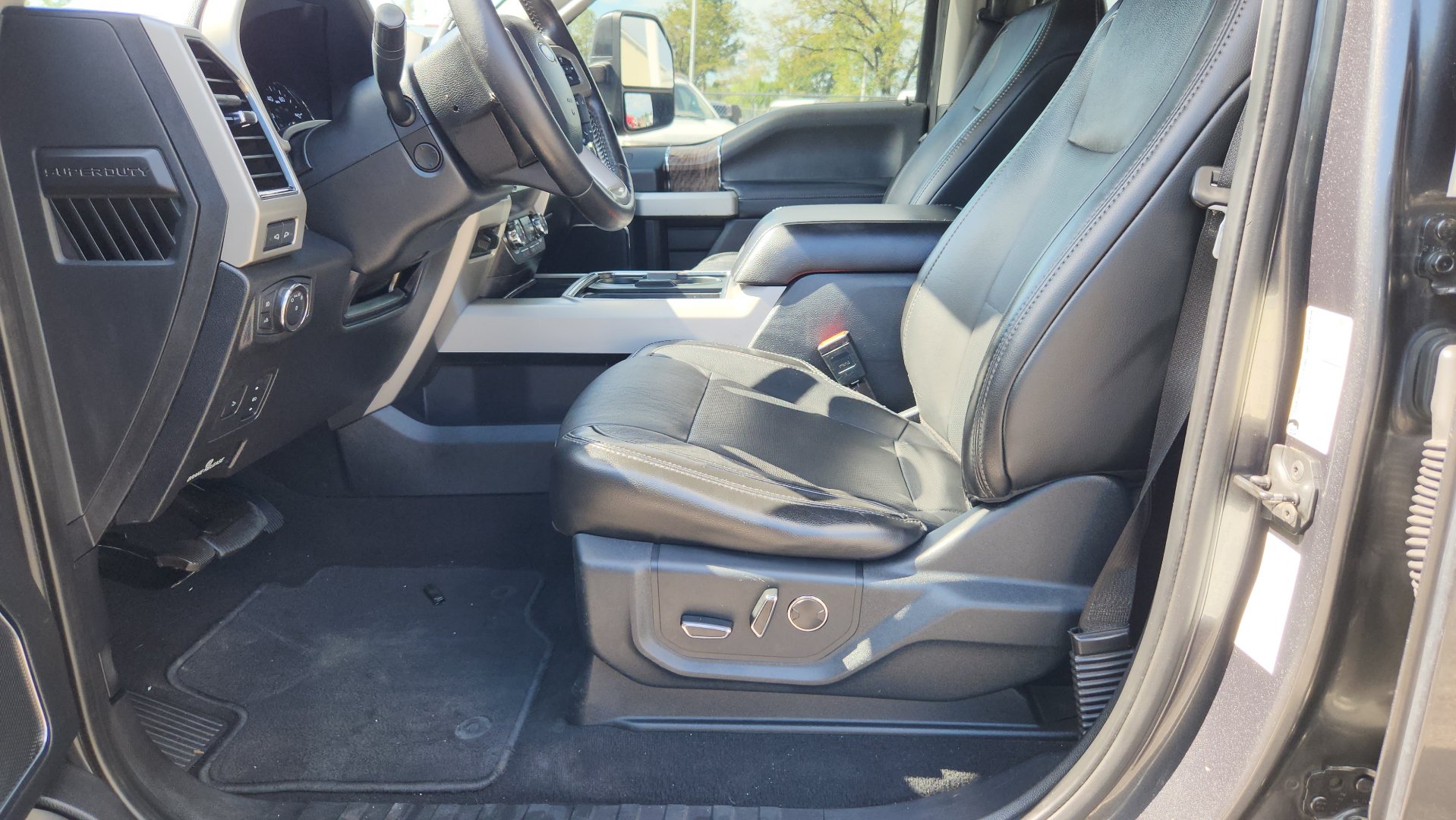 Used 2019 Ford F350 Lariat w/ Lariat Ultimate Package AWD/4WD image 17