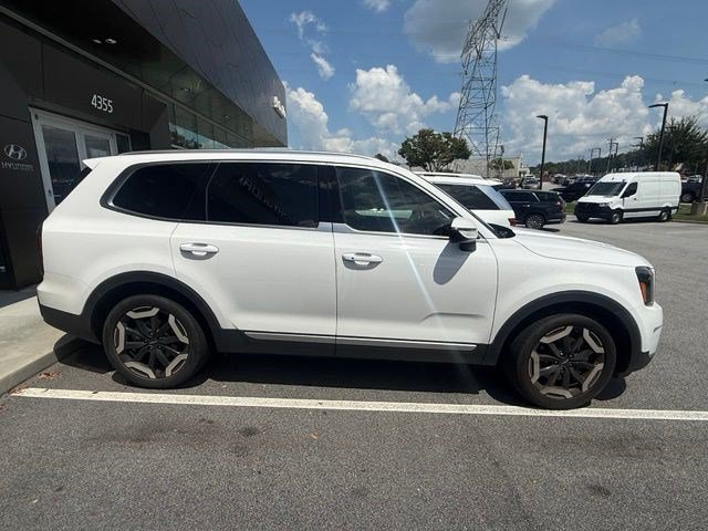 Used 2024 Kia Telluride EX w/ EX Captain's Chair Package FWD image 4
