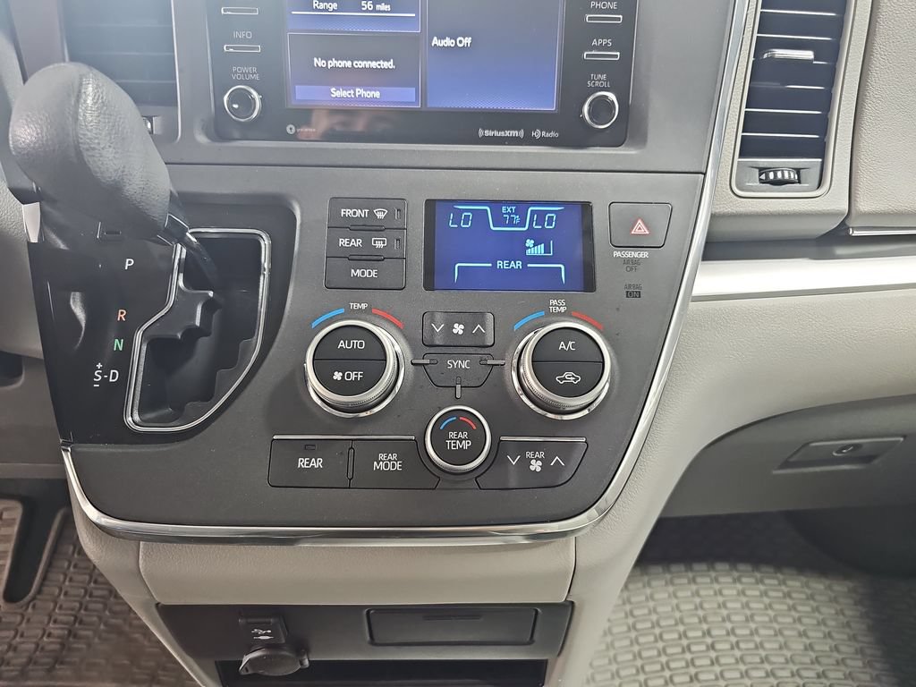 Used 2018 Toyota Sienna LE w/ Carpet Mat Package FWD image 28
