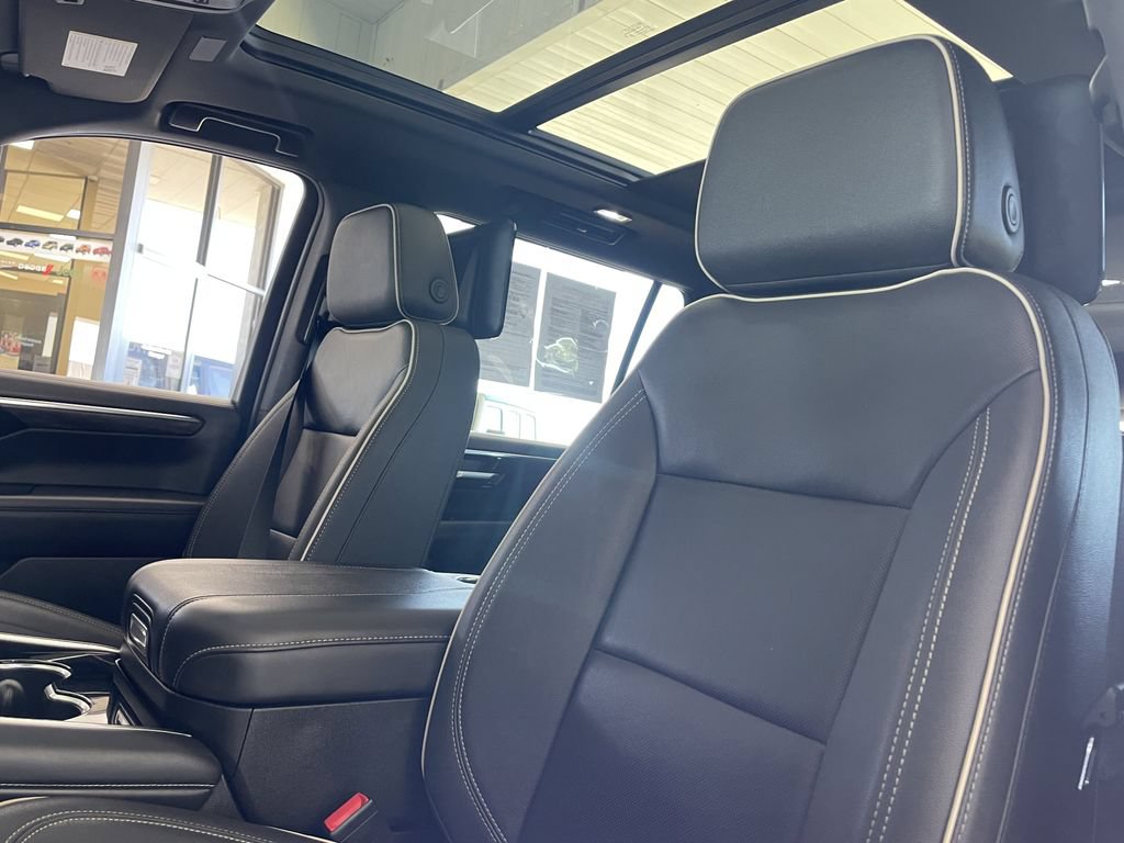 Used 2025 Chevrolet Suburban Premier AWD/4WD image 12