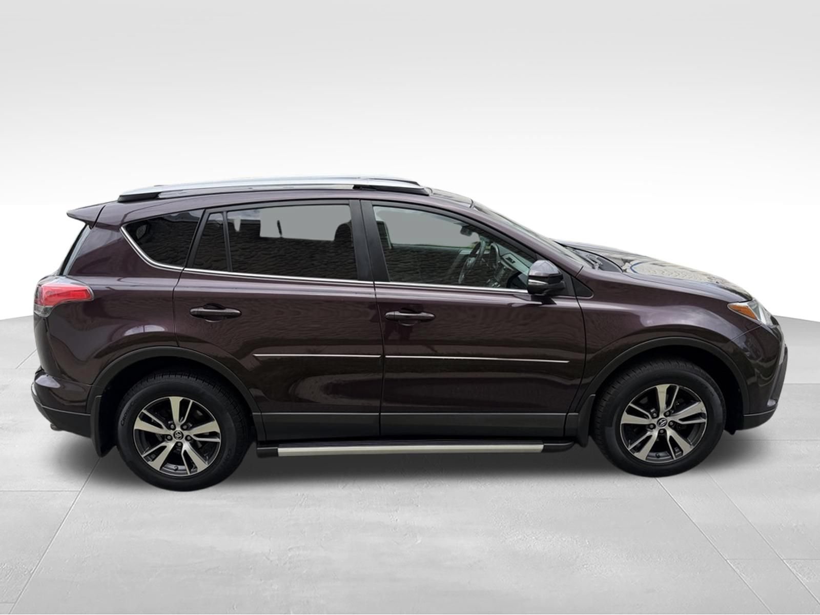 Used 2018 Toyota RAV4 XLE AWD/4WD image 4
