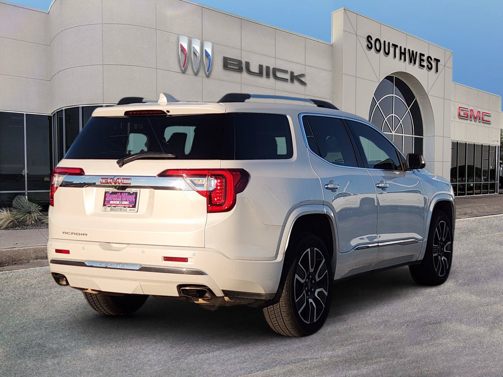 Used 2021 GMC Acadia Denali w/ Denali Technology Package FWD image 5