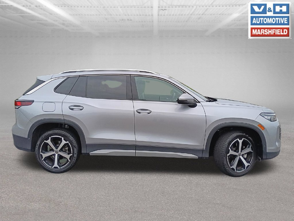 Used 2026 Volkswagen Tiguan SE AWD/4WD image 2