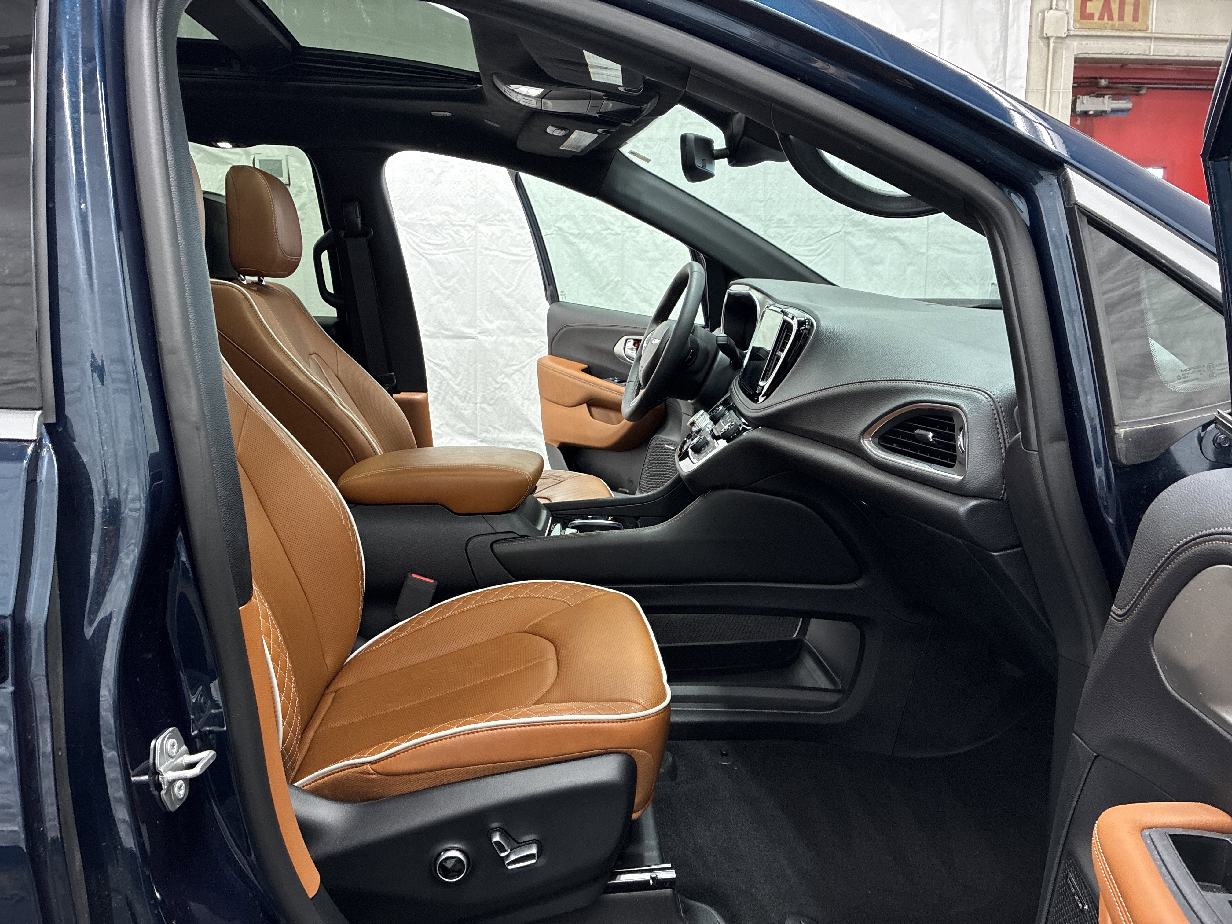 Certified 2025 Chrysler Pacifica Pinnacle w/ Trailer Tow Group AWD/4WD image 12