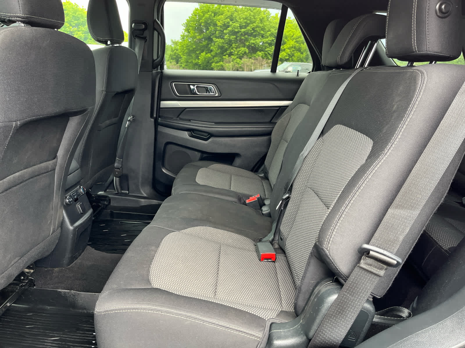 Used 2018 Ford Explorer XLT w/ Equipment Group 201A AWD/4WD image 23