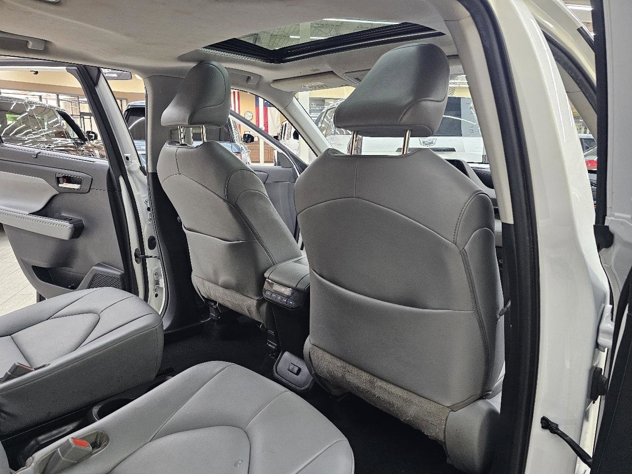 Used 2021 Toyota Highlander XLE image 23