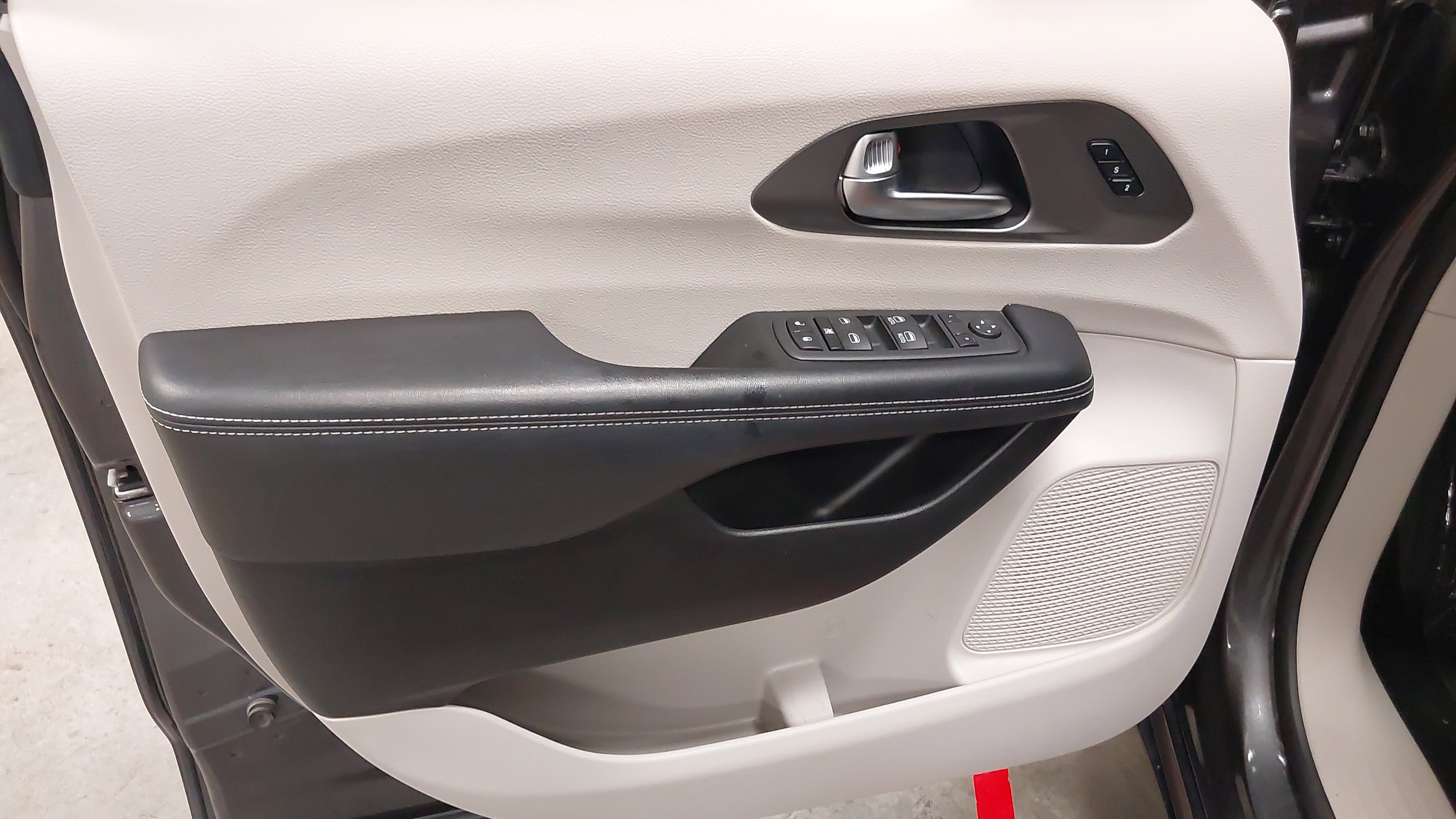 Used 2022 Chrysler Pacifica Touring-L image 24