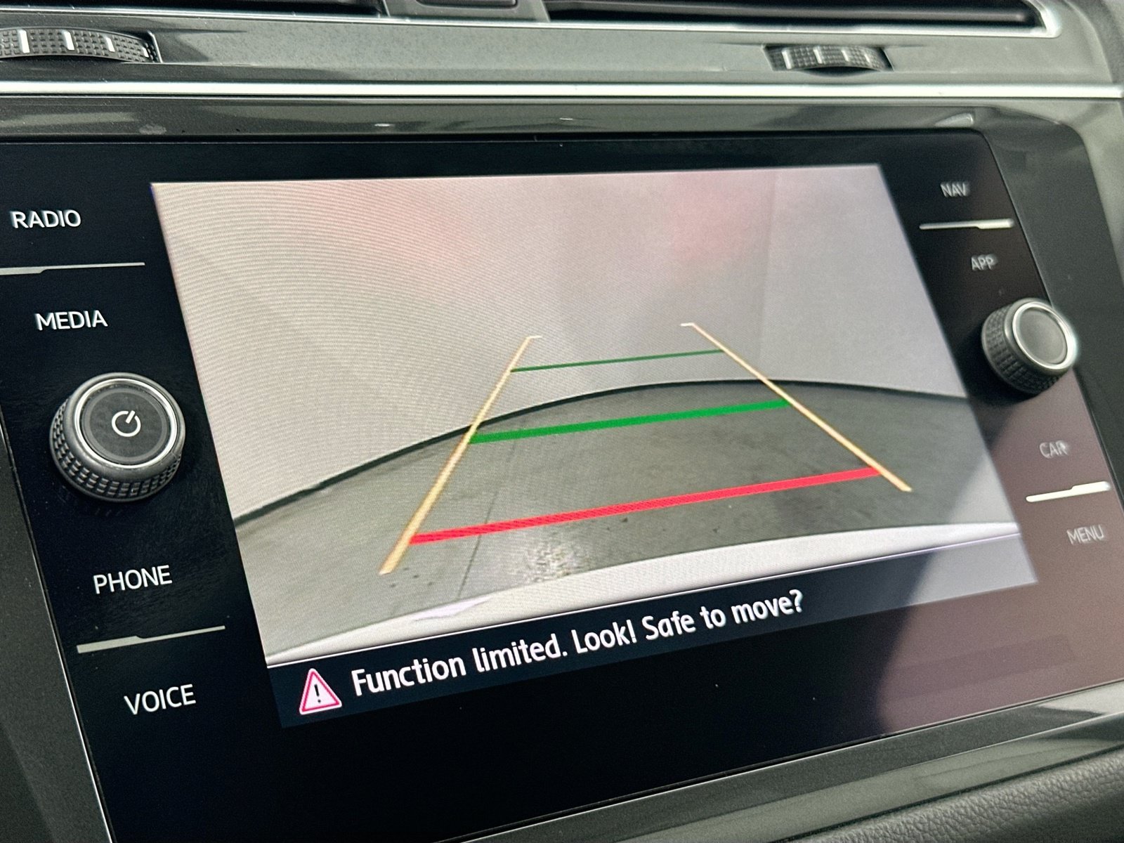 Used 2018 Volkswagen Tiguan SEL Premium FWD image 13