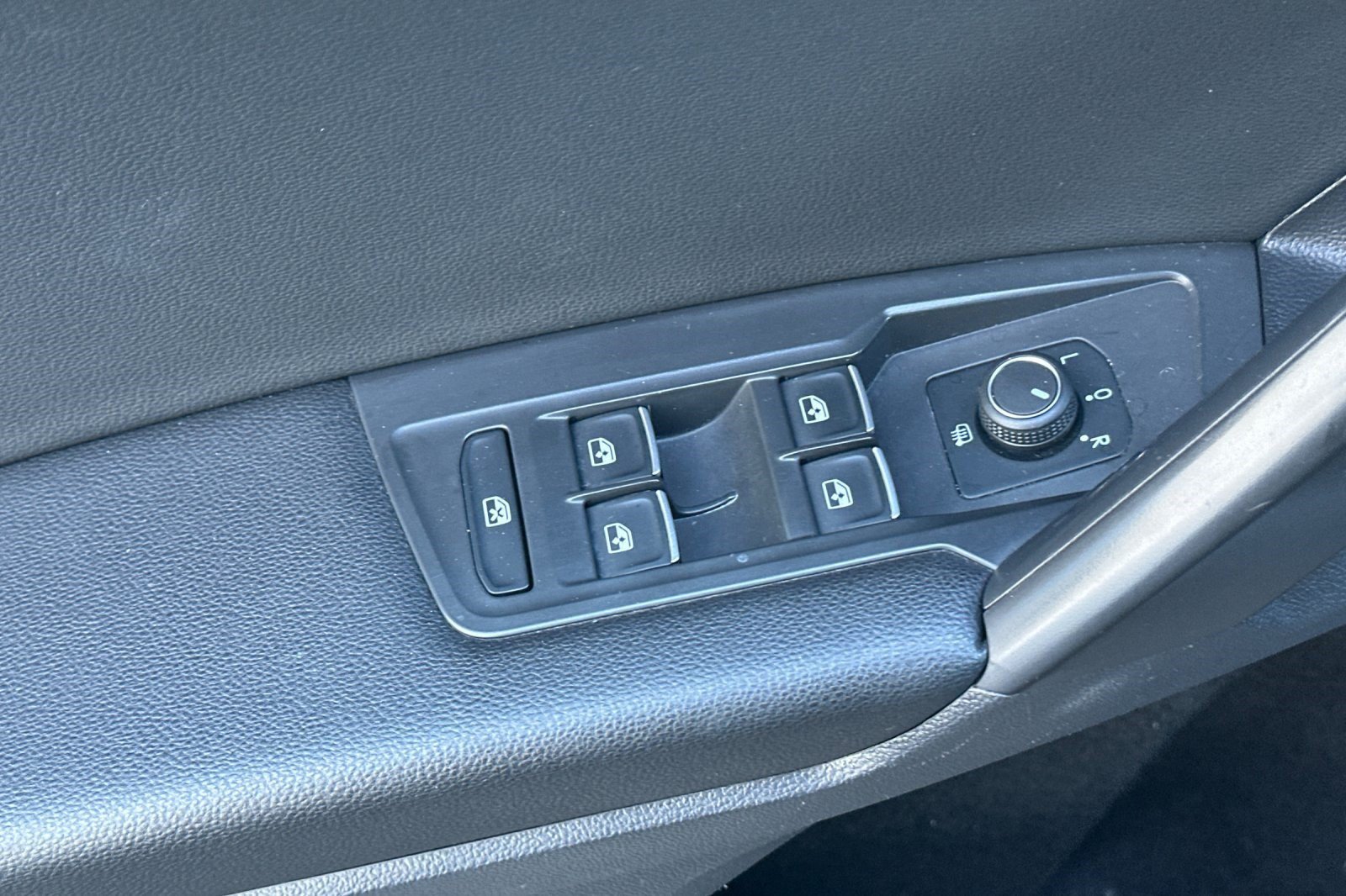 Used 2021 Volkswagen Tiguan SE AWD/4WD image 14