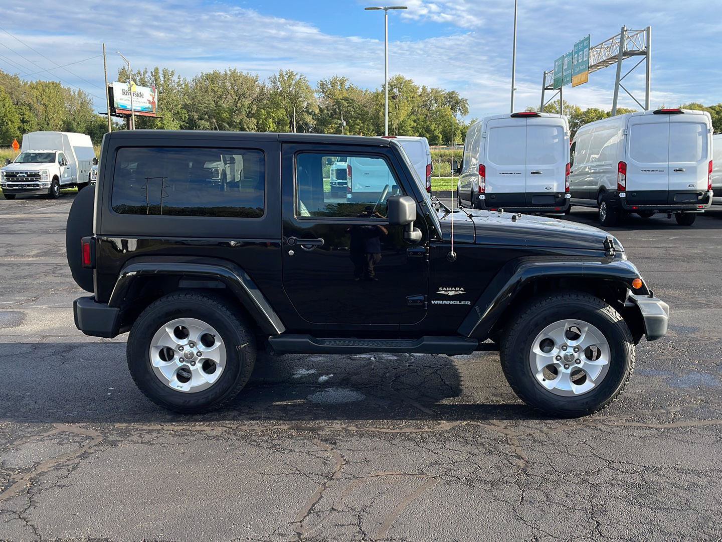Used 2015 Jeep Wrangler Sahara w/ Connectivity Group AWD/4WD image 6