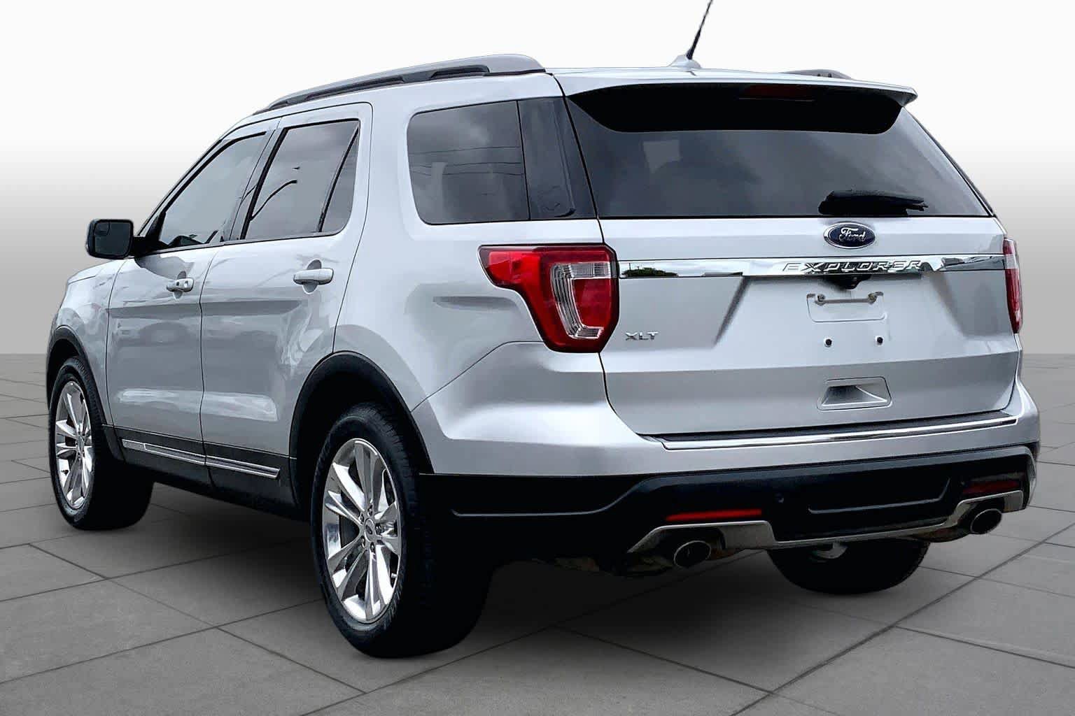 Used 2018 Ford Explorer XLT w/ Equipment Group 202A FWD image 12