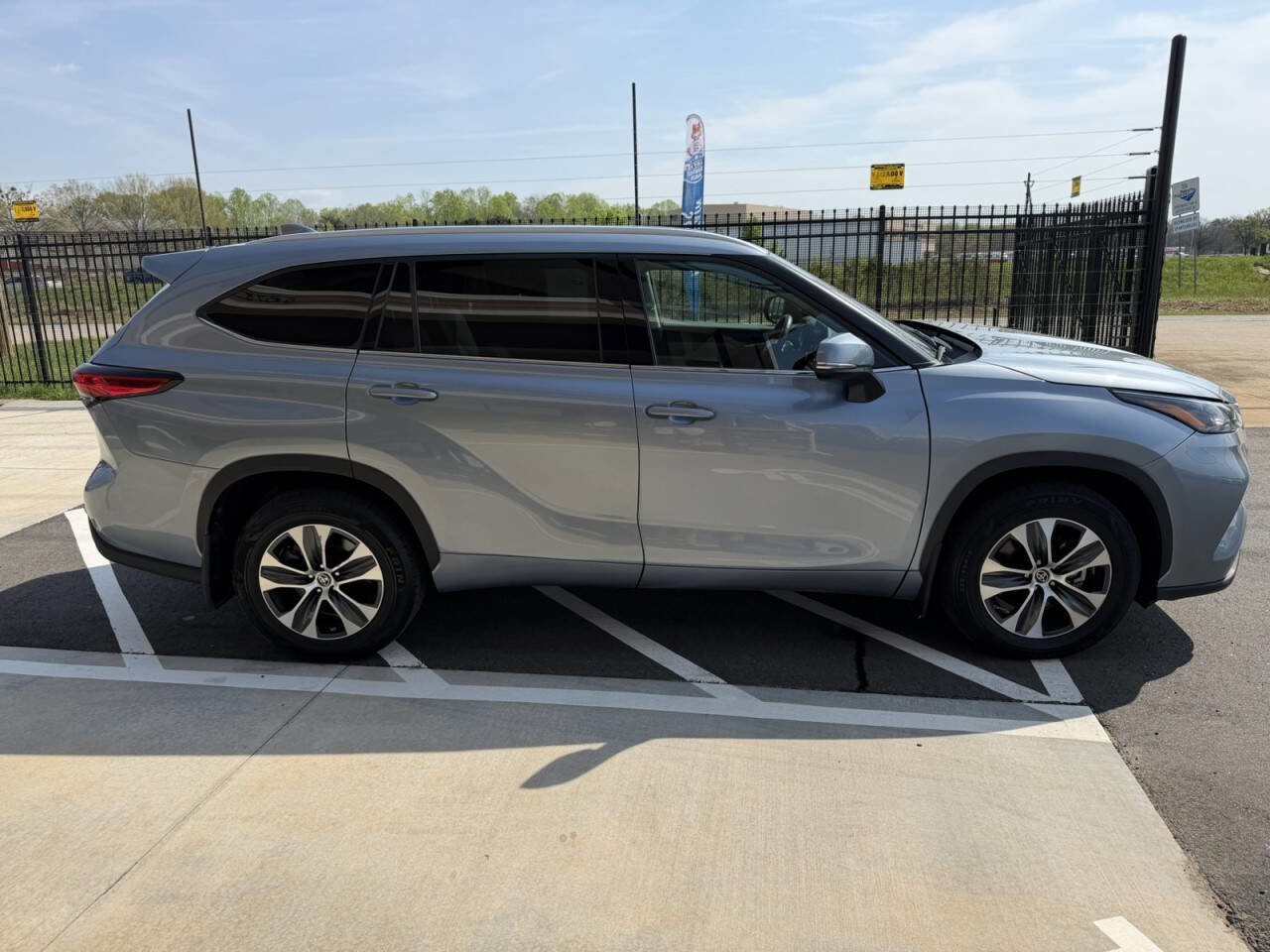 Used 2022 Toyota Highlander XLE image 7