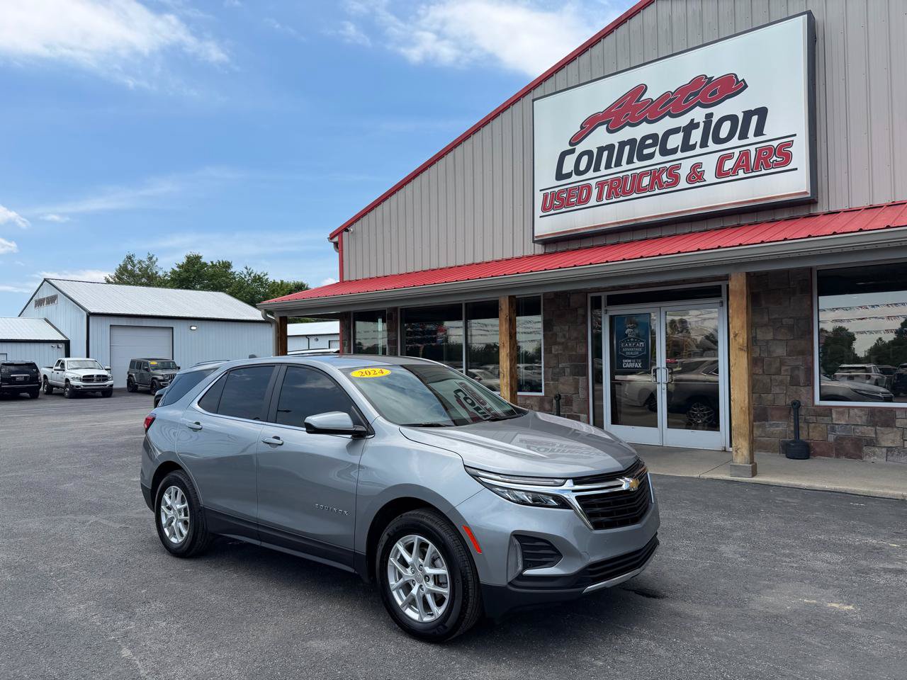 Used 2024 Chevrolet Equinox LT w/ LPO, Floor Liner Package FWD image 2