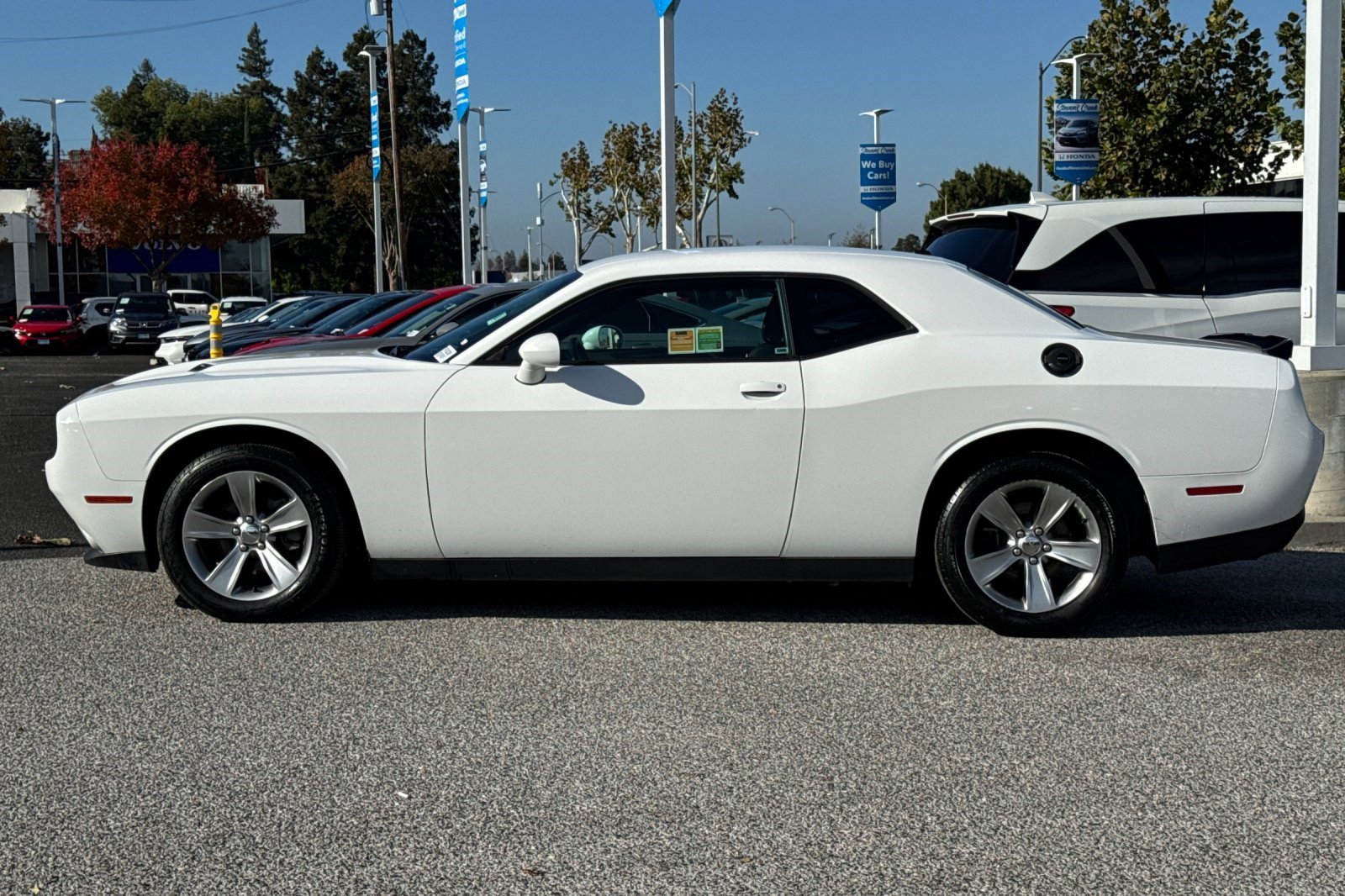 Used 2015 Dodge Challenger SXT image 2