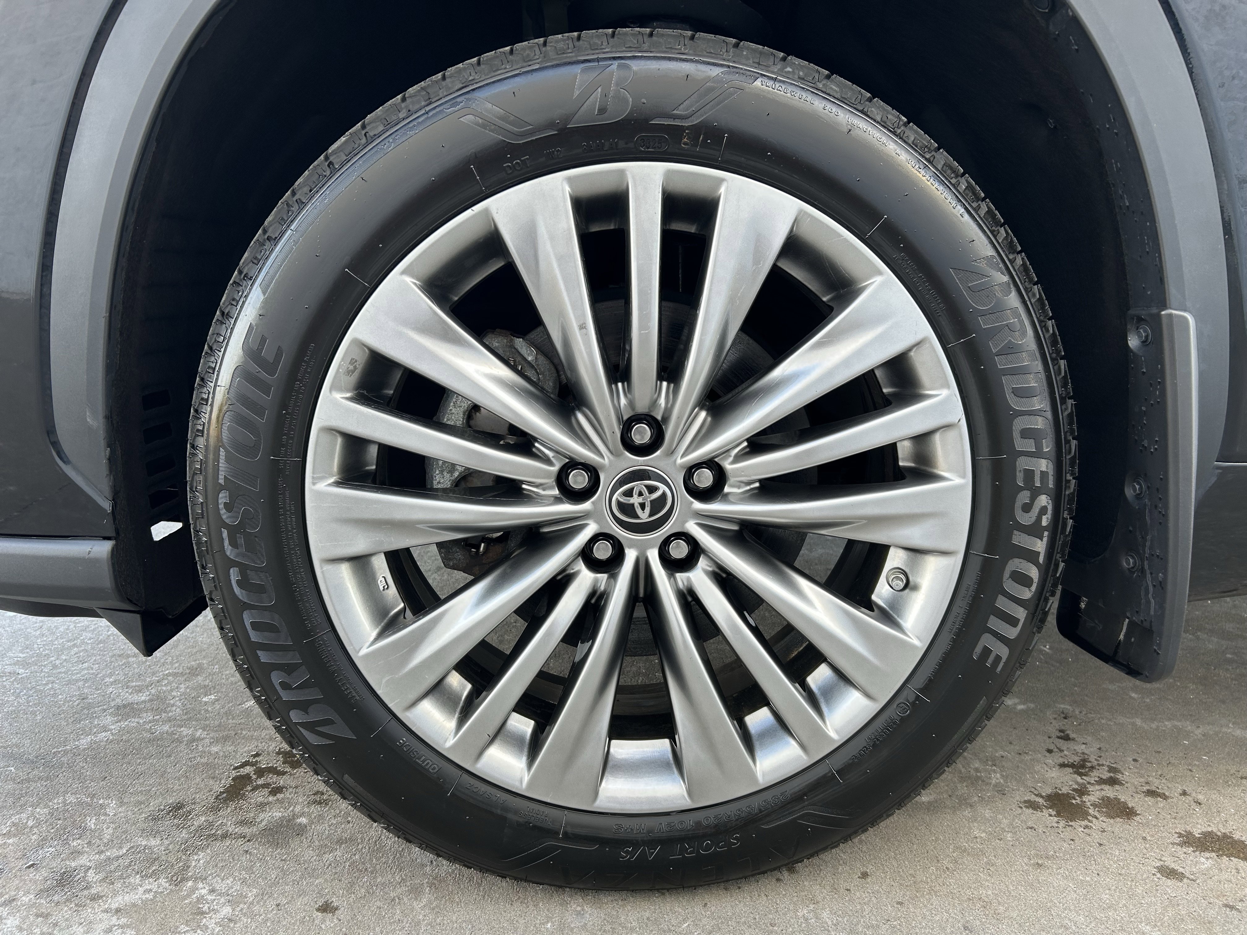 Used 2024 Toyota Highlander Platinum image 12