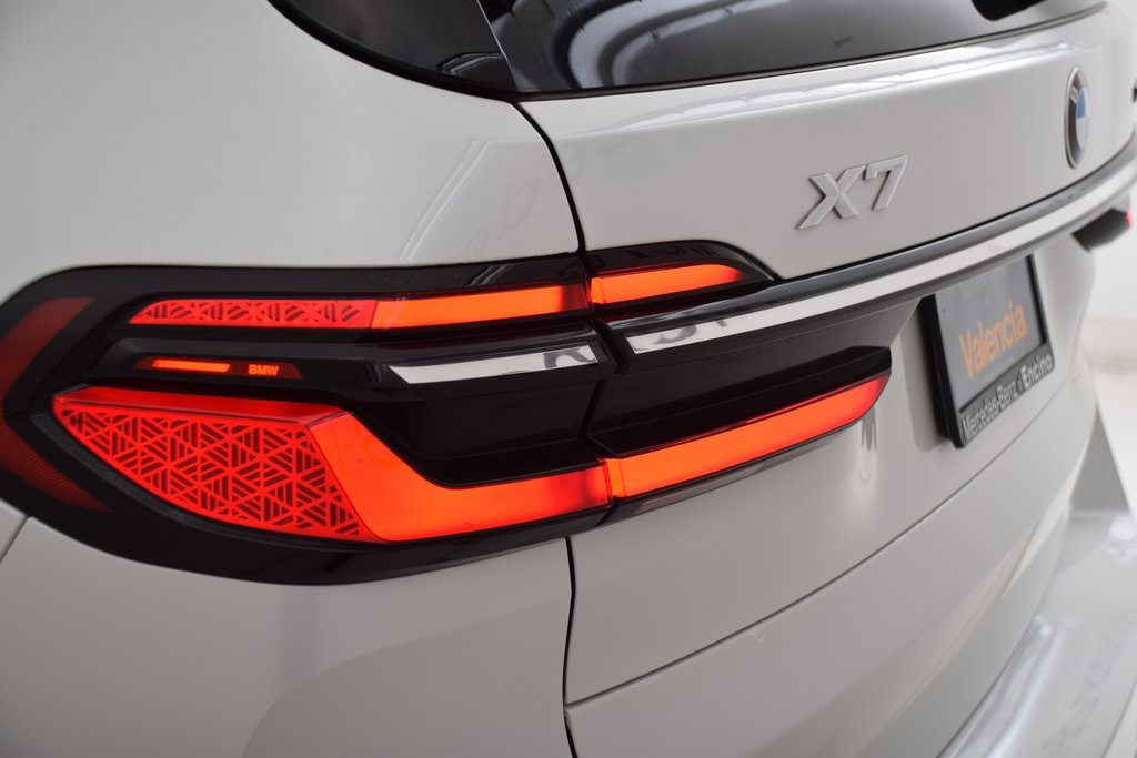 Used 2023 BMW X7 xDrive40i w/ Parking Assistance Package image 12